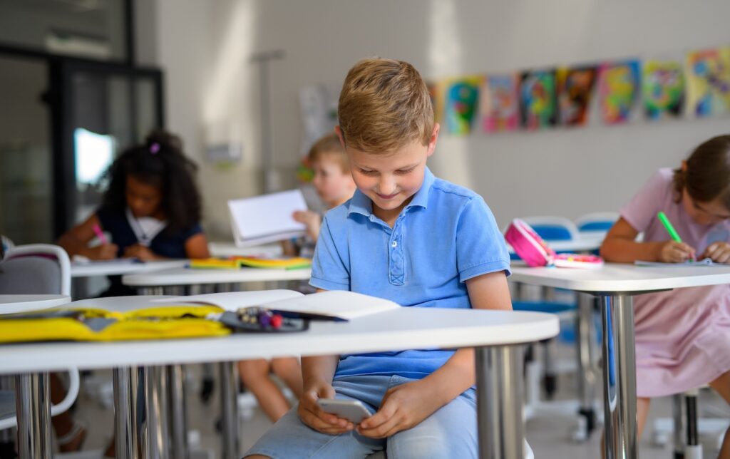 US teens spending 1+ hours on smartphones during school day, study concludes